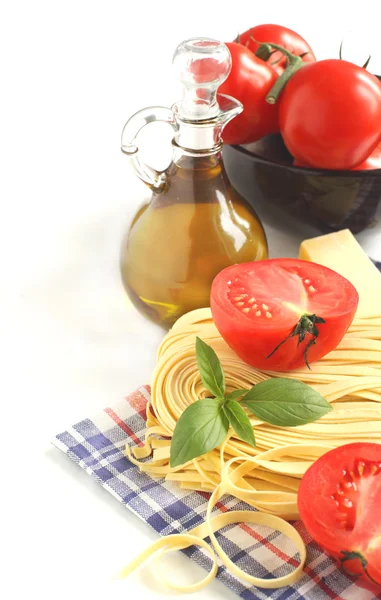 Pâtes italiennes aux tomates, fromage, basilic et huile — Photo