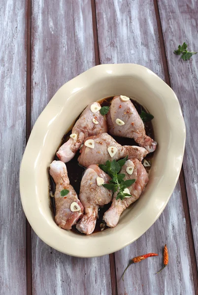 Čerstvé syrové kuřecí stehýnka s přísadami připravena vařit — Stock fotografie