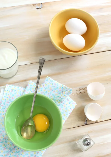 Złamane i całe jajko w misce — Zdjęcie stockowe