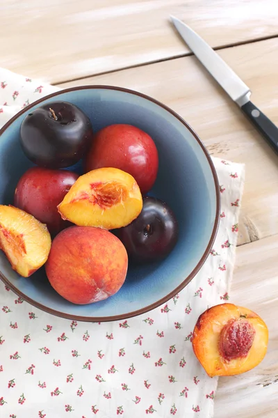 Персики и сливы — стоковое фото