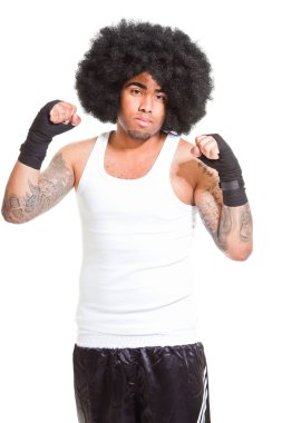Beyaz arka plan üzerinde izole genç erkek retro boksör. beyaz gömlek ve siyah şort giyiyor. Eğitim kıyafeti. düşük terleme cilt ıslak. Kollarını dövmeler.