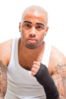 genç erkek boxer beyaz zemin üzerine izole. beyaz gömlek ve siyah şort giyiyor. Eğitim kıyafeti. düşük terleme cilt ıslak. Kollarını dövmeler.