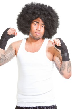 Beyaz arka plan üzerinde izole genç erkek retro boksör. beyaz gömlek ve siyah şort giyiyor. Eğitim kıyafeti. düşük terleme cilt ıslak. Kollarını dövmeler.