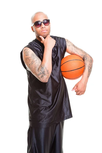 농구 선수 서 있고 흰색 절연 공을 들고 검은 선글라스를 쓰고 스튜디오 초상화. 그의 팔에 문신. — 스톡 사진
