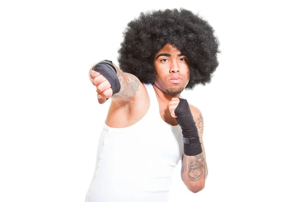 Młody mężczyzna retro bokser na białym tle. na sobie białe koszulki i czarne spodenki. strój szkolenia. wilgotną skórę od pocenie się. Tatuaże na ramiona. — Zdjęcie stockowe