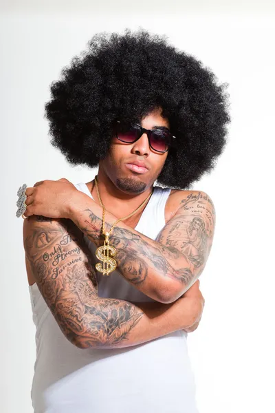 Hip hop urbano negro hombre retro afro pelo vistiendo camisa blanca y bling bling aislado en blanco. Gafas de sol. Pareces seguro. Un tipo genial. Captura de estudio . — Foto de Stock