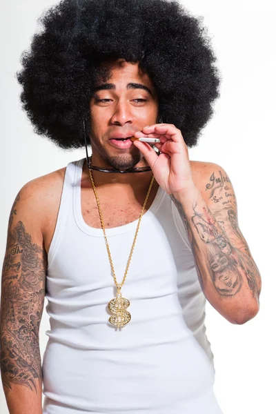 Hip-hopowa miejski czarny człowiek retro afro włosów na sobie białą koszulę i bling bling na białym tle. palenie papierosów. Szukam pewność. fajny facet. łapka. — Zdjęcie stockowe
