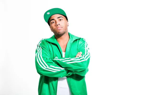 Homme noir urbain hip hop vêtu d'un costume vert old school et casquette isolée sur blanc. J'ai l'air confiant. Cool mec. Plan studio . — Photo