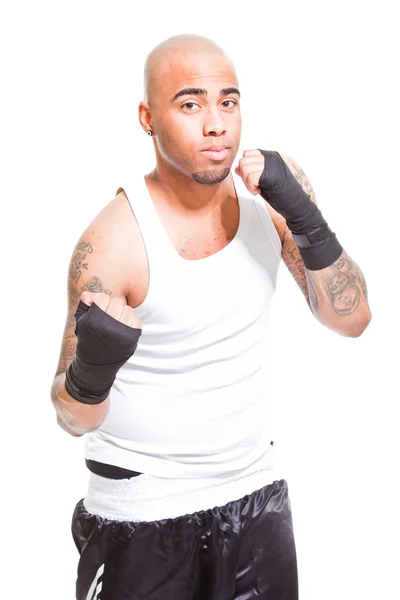 Młody bokser mężczyzna na białym tle. na sobie białe koszulki i czarne spodenki. strój szkolenia. wilgotną skórę od pocenie się. Tatuaże na ramiona. — Zdjęcie stockowe