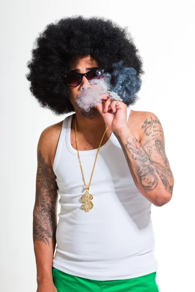 Hip hop urbano negro hombre retro afro pelo vistiendo camisa blanca y bling bling aislado en blanco. Fumar cigarrillos. Pareces seguro. Un tipo genial. Captura de estudio . — Foto de Stock