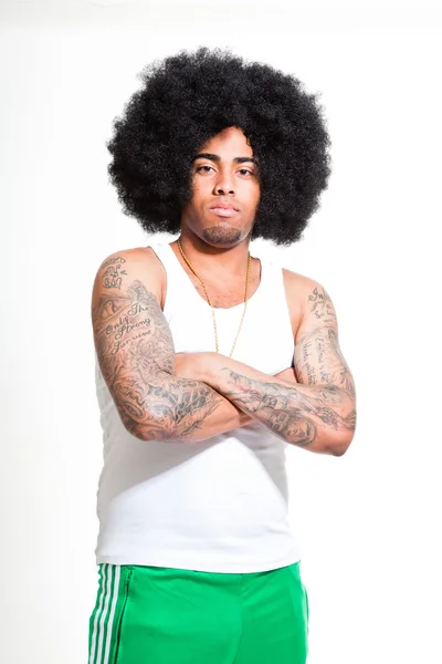 Hip hop urbano preto homem retro afro cabelo vestindo camisa branca e bling bling isolado no branco. Parece confiante. Um tipo fixe. Estúdio . — Fotografia de Stock