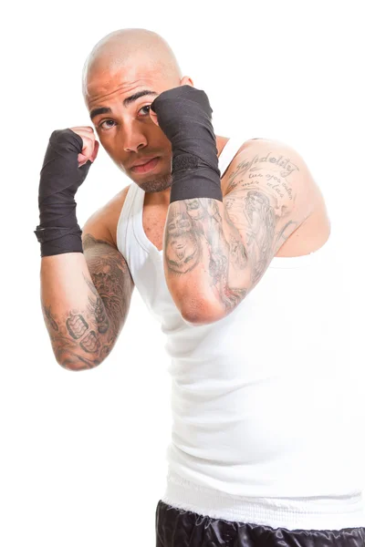 Unga manliga boxare isolerad på vit bakgrund. klädd i vit skjorta och svarta shorts. utbildning outfit. våt hud från svettning. tatueringar på armarna. — Stockfoto