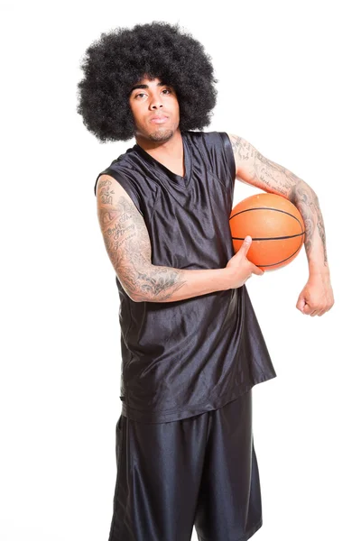 Studio portret van retro basketbalspeler met afro haar permanent en houden bal geïsoleerd op wit. tatoeages op zijn armen. — Stockfoto