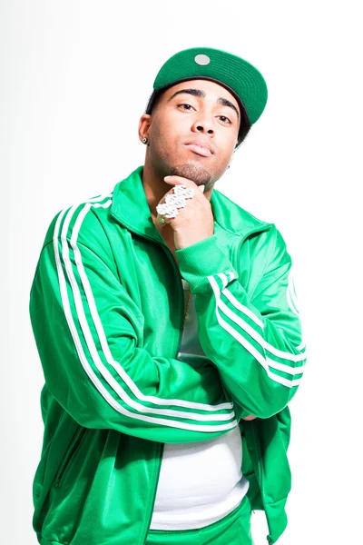 Homme noir urbain hip hop vêtu d'un costume vert old school et casquette isolée sur blanc. J'ai l'air confiant. Cool mec. Plan studio . — Photo