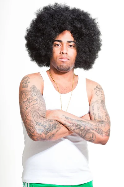 Hip hop urbano nero uomo retrò afro capelli indossando camicia bianca e bling isolato su bianco. Sembri sicuro. Che figo. Studio girato . — Foto Stock