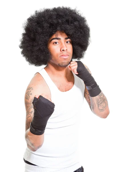 Молодой мужчина ретро боксер изолирован на белом фоне. В белой рубашке и черных шортах. Тренировочный костюм. Мокрая кожа от пота. Татуировки на руках . — стоковое фото