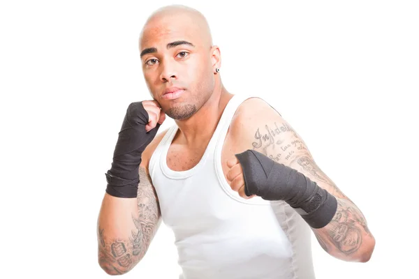 Jovem boxeador masculino isolado em fundo branco. Vestindo camisa branca e calções pretos. Roupa de treino. Pele molhada da transpiração. Tatuagens em seus braços . — Fotografia de Stock