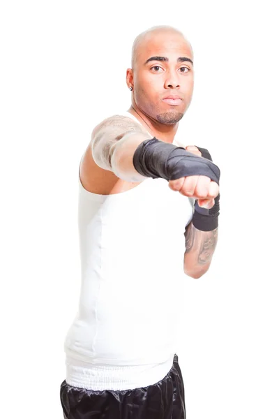 Jovem boxeador masculino isolado em fundo branco. Vestindo camisa branca e calções pretos. Roupa de treino. Pele molhada da transpiração. Tatuagens em seus braços . — Fotografia de Stock