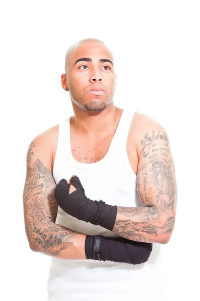 Młody bokser mężczyzna na białym tle. na sobie białe koszulki i czarne spodenki. strój szkolenia. wilgotną skórę od pocenie się. Tatuaże na ramiona. — Zdjęcie stockowe