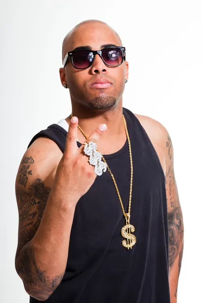 Hip hop urbano gangster hombre negro con camisa oscura y bling bling aislado en blanco. Pareces seguro. Un tipo genial. Captura de estudio . —  Fotos de Stock