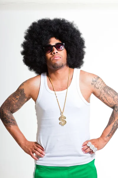 Hip hop urbano preto homem retro afro cabelo vestindo camisa branca e bling bling isolado no branco. Óculos de sol. Parece confiante. Um tipo fixe. Estúdio . — Fotografia de Stock