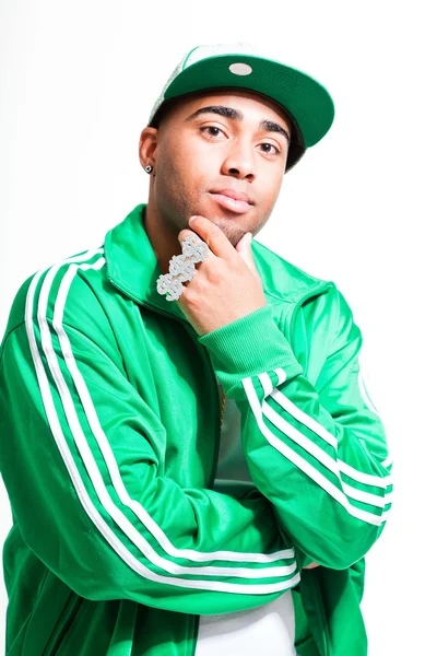 Hip hop urbano nero uomo indossa vecchio abito verde scuola e cappello isolato su bianco. Sembri sicuro. Che figo. Studio girato . — Foto Stock
