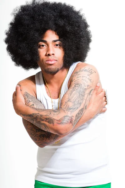Hip hop urbano negro hombre retro afro pelo vistiendo camisa blanca y bling bling aislado en blanco. Pareces seguro. Un tipo genial. Captura de estudio . — Foto de Stock