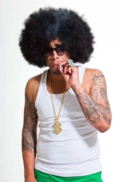 Hip hop urbano preto homem retro afro cabelo vestindo camisa branca e bling bling isolado no branco. Fumar cigarro. Parece confiante. Um tipo fixe. Estúdio . — Fotografia de Stock