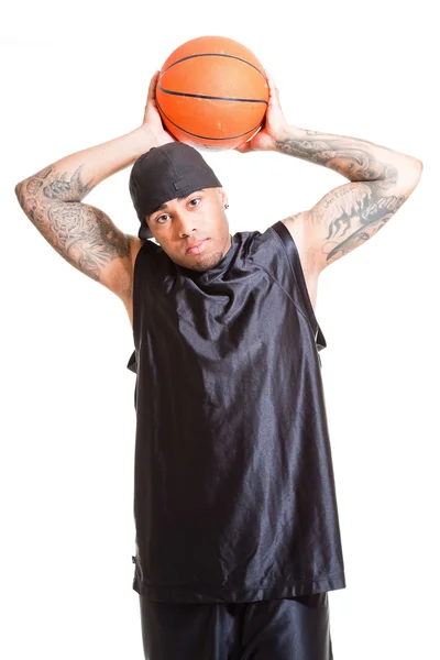 Studio porträtt av basketspelare som bär svart lock ständiga och hålla bollen isolerad på vit. — Stockfoto