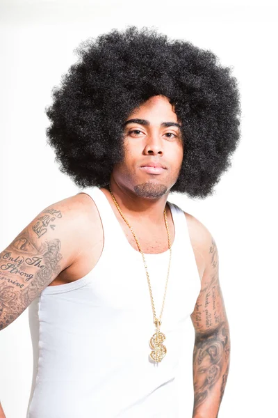 Hip hop urbain noir homme rétro afro cheveux portant une chemise blanche et bling bling isolé sur blanc. J'ai l'air confiant. Cool mec. Plan studio . — Photo