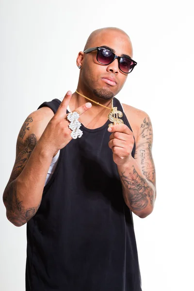 Hip hop urbano gangster hombre negro con camisa oscura y bling bling aislado en blanco. Pareces seguro. Un tipo genial. Captura de estudio . — Foto de Stock