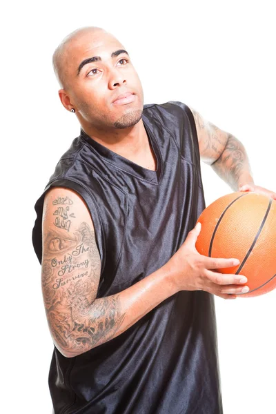 Στούντιο πορτρέτο του μπάσκετ παίκτης στέκεται και έχει μπάλα που απομονώνονται σε λευκό. τατουάζ στα χέρια του. — Φωτογραφία Αρχείου