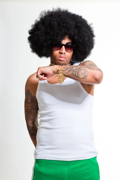 Hip Hop Urban Black Man Retro Afro-Haare tragen weißes Hemd und Bling Bling isoliert auf weiß. Sonnenbrille. Sieht zuversichtlich aus. Cooler Typ. Studioaufnahme. — Stockfoto