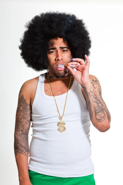 Hip hop urbano nero uomo retrò afro capelli indossando camicia bianca e bling isolato su bianco. Fumo sigarette. Sembri sicuro. Che figo. Studio girato . — Foto Stock