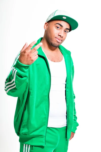 Hip hop homem negro urbano vestindo terno verde da velha escola e boné isolado em branco. Parece confiante. Um tipo fixe. Estúdio . — Fotografia de Stock