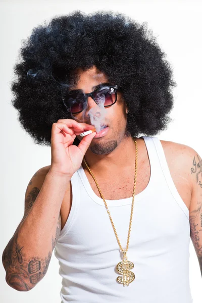 Hip hop urbano preto homem retro afro cabelo vestindo camisa branca e bling bling isolado no branco. Fumar cigarro. Parece confiante. Um tipo fixe. Estúdio . — Fotografia de Stock