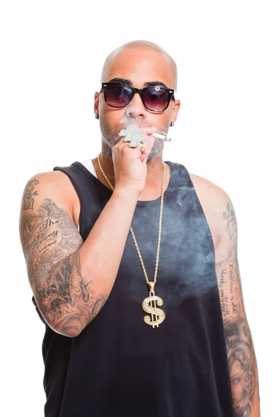 Hip Hop urbaner Gangster schwarzer Mann mit dunklem Hemd und Bling Bling vereinzelt auf weißem Hintergrund. Zigarette rauchend. Sieht zuversichtlich aus. Cooler Typ. Studioaufnahme. — Stockfoto