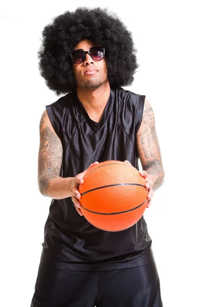 Studio portret van retro basketbalspeler met afro haar permanent en houden bal geïsoleerd op wit. tatoeages op zijn armen. — Stockfoto