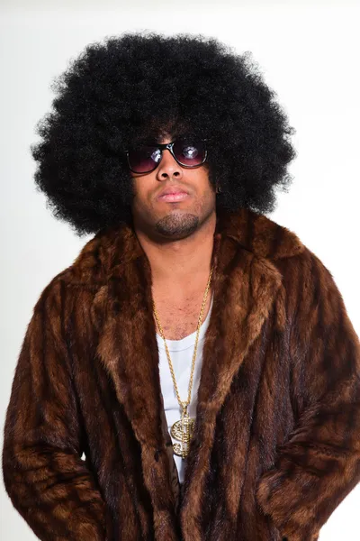 Hip-hopowa miejski czarny człowiek retro afro włosów noszenie futra płaszcz i bling bling na białym tle. Szukam pewność. fajny facet. łapka. — Zdjęcie stockowe