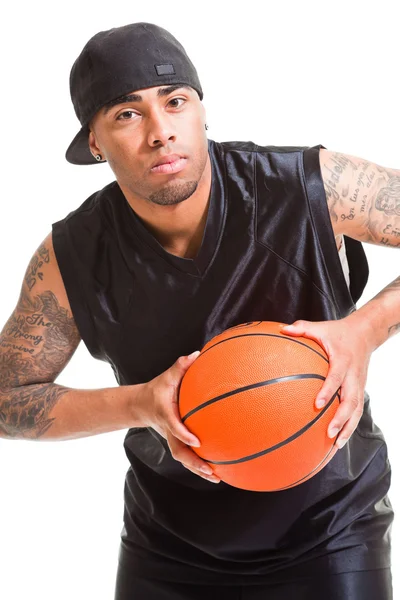Studio ritratto di giocatore di basket indossando cappello nero in piedi e tenendo la palla isolata su bianco . — Foto Stock