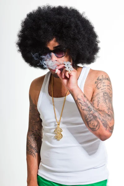 Χιπ χοπ αστικών Μαύρος ρετρό Αφρο μαλλιά φορώντας άσπρο πουκάμισο και bling bling απομονωμένα σε λευκό. το κάπνισμα τσιγάρων. αναζητούν αυτοπεποίθηση. ωραίος τύπος. Studio που γυρίστηκε. — Φωτογραφία Αρχείου