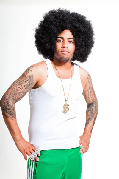 Hip hop urbano negro hombre retro afro pelo vistiendo camisa blanca y bling bling aislado en blanco. Pareces seguro. Un tipo genial. Captura de estudio . — Foto de Stock