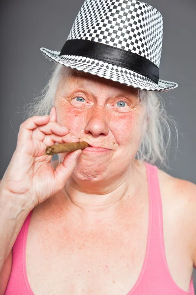 Vezető nő visel kalapot és szivar dohányzás. hűvös és a hip keres. stúdió felvétel elszigetelt a szürke háttér. — Stock Fotó