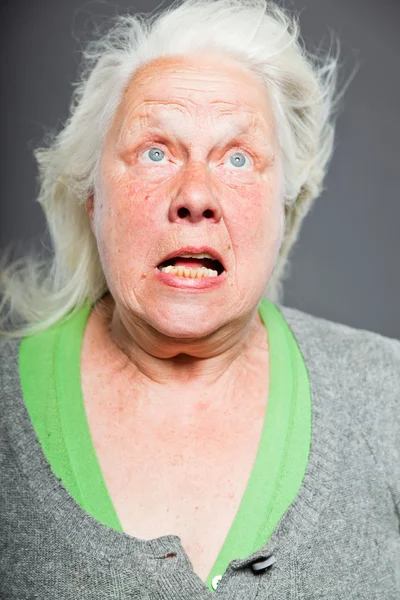 Donna anziana capelli bianchi grigi con viso emotivo espressivo e mani. Studio girato isolato su sfondo grigio . — Foto Stock