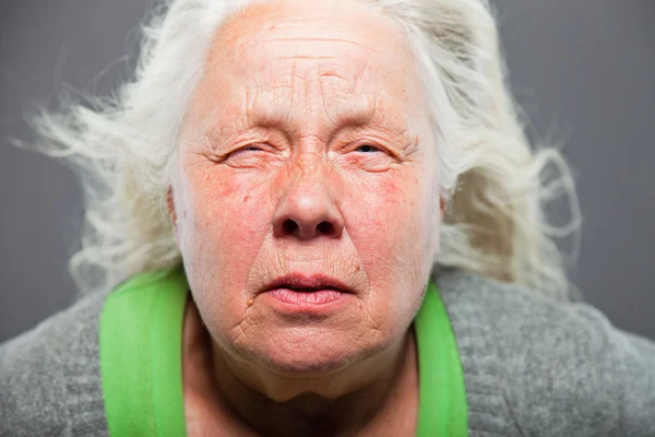 Donna anziana capelli bianchi grigi con viso emotivo espressivo e mani. Studio girato isolato su sfondo grigio . — Foto Stock