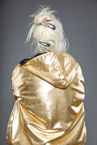 Cool magas rangú nő visel arany kabát. hosszú, szürke haj. stúdió felvétel. elszigetelt. — Stock Fotó