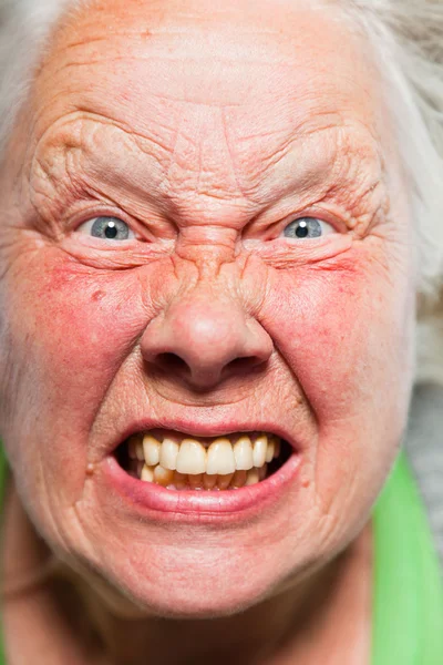 Closeup expressief gezicht van senior vrouw. studio opname. — Stockfoto