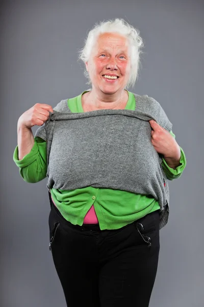 Смішна експресивна старша жінка. Поводитися молодо. Студійний знімок ізольовано на сірому фоні . — стокове фото