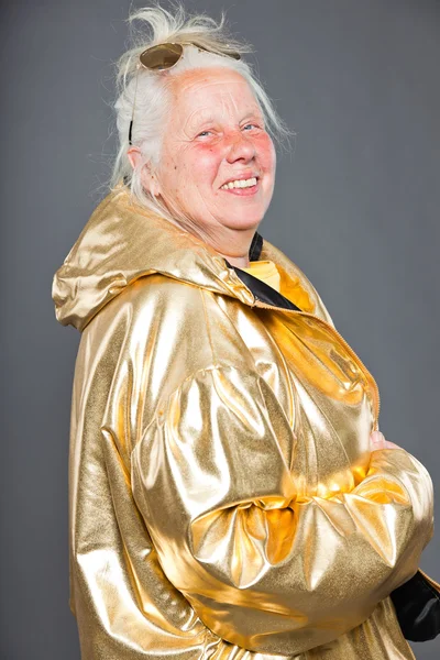 Cool senior kvinna bär gyllene jacka. lång grå hår. solglasögon. Studio skott. isolerade. — Stockfoto
