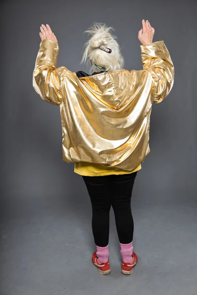 Mulher sênior legal vestindo casaco dourado. Cabelo longo e cinzento. Tiro no estúdio. Isolados . — Fotografia de Stock
